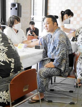 　採血を受ける炎鵬