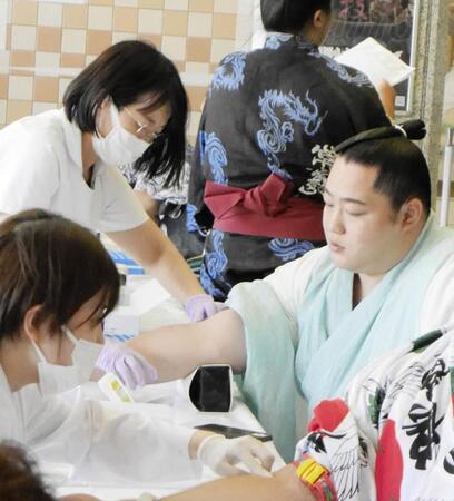 　採血を受ける遠藤（右）