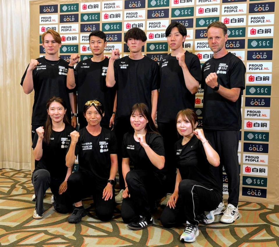 　取材会を行った「チーム・ゴールド」の（後列左から）ウィリアムソンアシスタントコーチ、寧、野々村、土屋、ヨハンコーチ（下列左から）韓、高木、堀川、佐藤