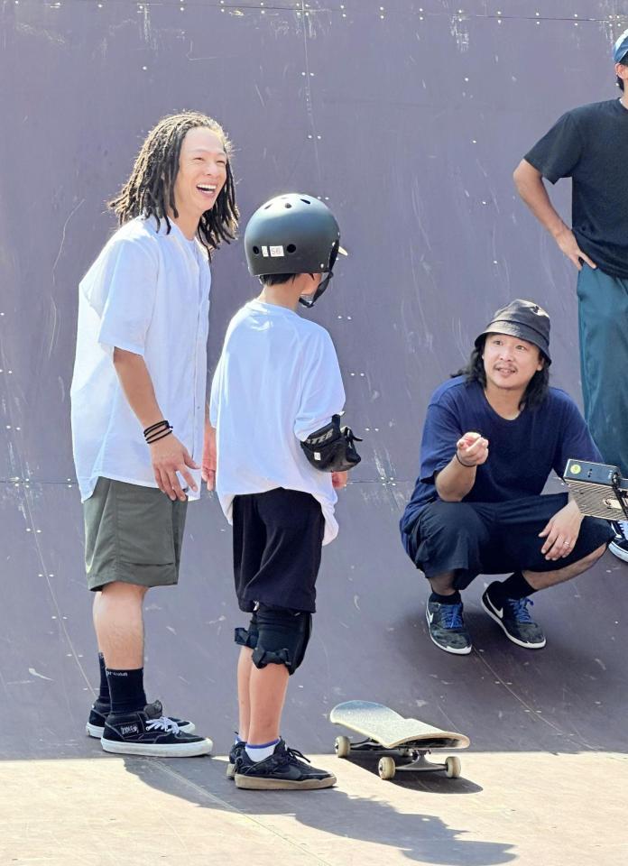 　スケートボード教室で笑顔を見せる平野歩夢（左）、兄・英樹