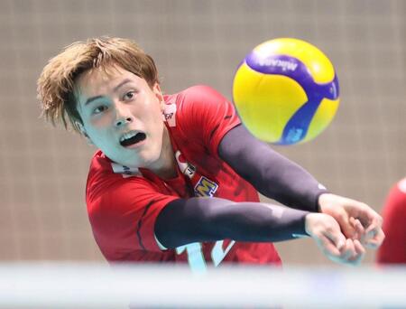 　練習で汗を流す高橋藍（撮影・石井剣太郎）