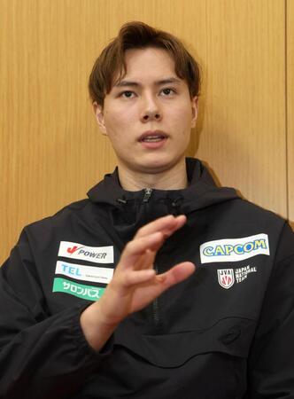 　囲み取材に応じる高橋藍（撮影・石井剣太郎）