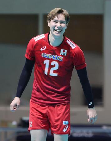 　笑顔を見せる高橋藍（撮影・石井剣太郎）