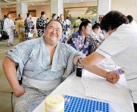 　採血を受ける友風