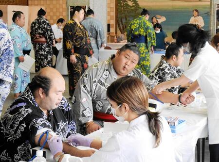 　採血を受ける天空海（右）と森麗