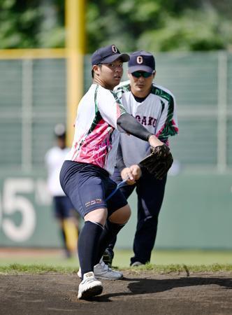 　調整する沖縄尚学・末吉＝大阪府豊中市