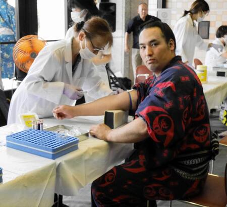 採血を受ける須山＝両国国技館