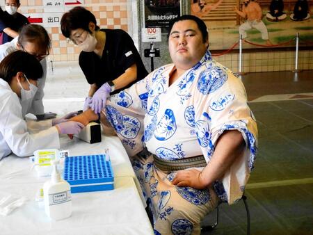 　右手甲の採血準備が進み、心配そうな表情の海真。採血は失敗し、左手甲でようやく成功