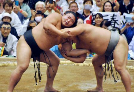 　地元の福島市で行われた大相撲の夏巡業で、兄の若元春（左）との取組に臨む若隆景