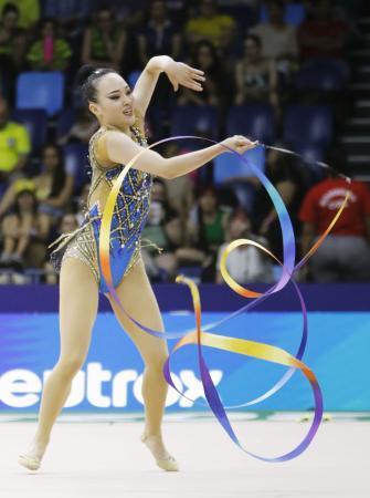 　個人総合予選　リボンの演技をする松坂玲奈＝リオデジャネイロ（共同）