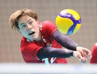 　練習で汗を流す高橋藍（撮影・石井剣太郎）