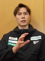 　囲み取材に応じる高橋藍（撮影・石井剣太郎）