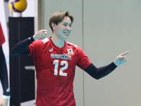 　笑顔を見せる高橋藍（撮影・石井剣太郎）