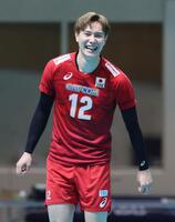 　笑顔を見せる高橋藍（撮影・石井剣太郎）