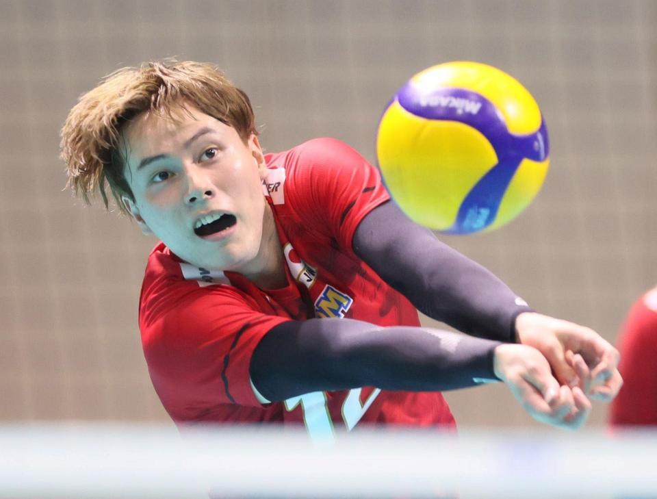 　練習で汗を流す高橋藍（撮影・石井剣太郎）