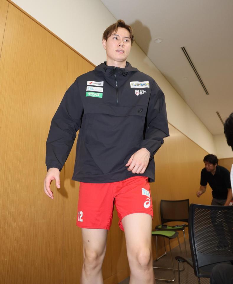 　囲み取材を終え退席する高橋藍（撮影・石井剣太郎）