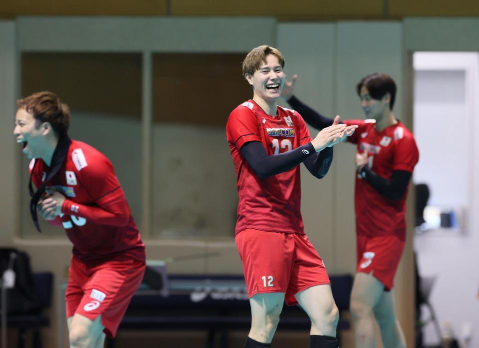 　練習で笑顔を見せる高橋藍（右から２人目）＝撮影・石井剣太郎