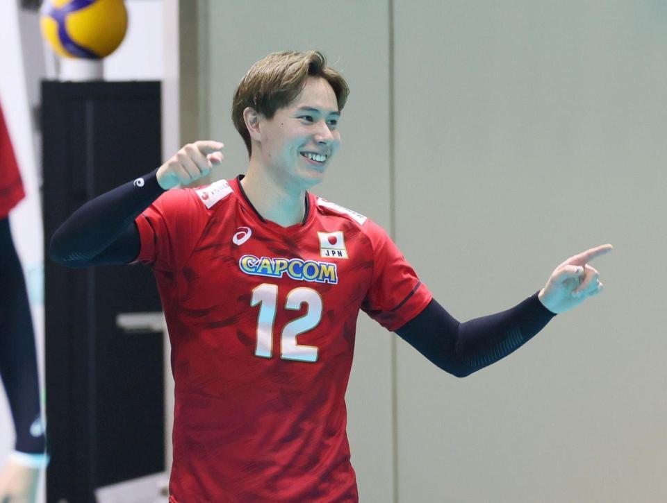 　笑顔を見せる高橋藍（撮影・石井剣太郎）