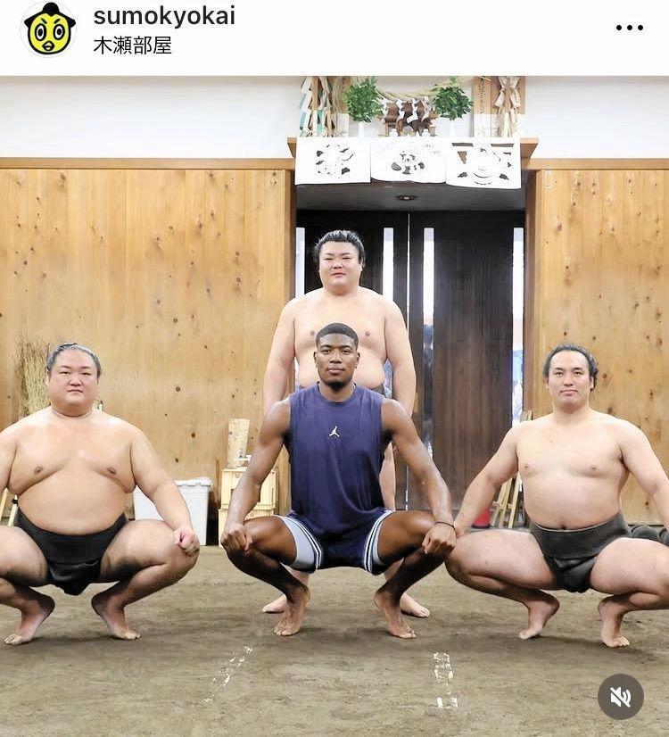 木瀬部屋での体験稽古を終え蹲踞する（前列左から）鳩岡、八村塁、須山＝日本相撲協会公式インスタグラム（ｓｕｍｏｋｙｏｋａｉ）より