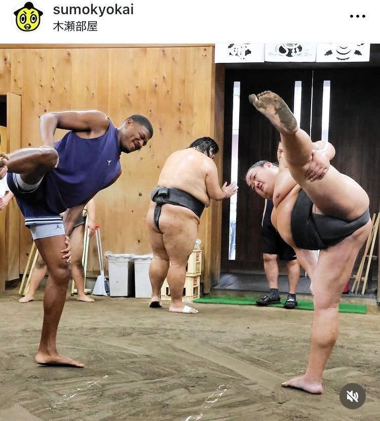 木瀬部屋で鳩岡に四股を習う八村塁＝日本相撲協会公式インスタグラム（ｓｕｍｏｋｙｏｋａｉ）より