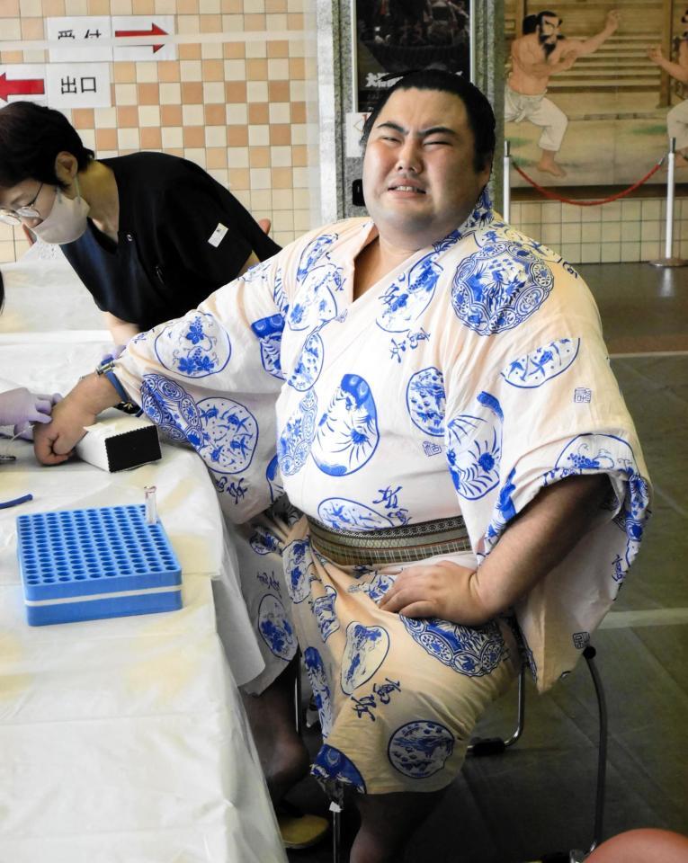 　右手甲の採血準備が始まり痛そうな表情の海真。採血は失敗し、左手甲でようやく成功