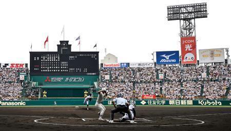 　甲子園球場で始まった全国高校野球選手権大会決勝の日大三-沖縄尚学戦＝２３日