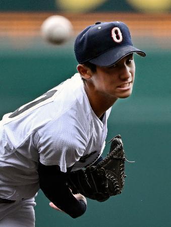 　日大三戦に先発した沖縄尚学・新垣有＝甲子園