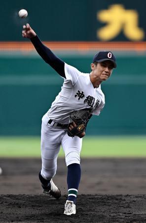 　日大三戦に先発した沖縄尚学・新垣有＝甲子園