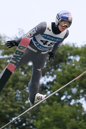 　男子成年で優勝した小林陵侑の１回目の飛躍＝アリオンテック蔵王シャンツェ