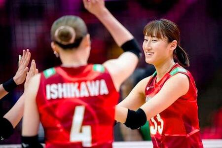 　１次リーグのカメルーン戦に出場した秋本（右）＝Ｖｏｌｌｅｙｂａｌｌ　Ｗｏｒｌｄ提供・共同