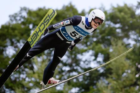 　男子成年で２位となった内藤智文の１回目の飛躍＝アリオンテック蔵王シャンツェ