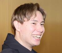 　明るく染めた髪で意気込みを語る