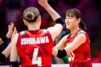 　１次リーグのカメルーン戦に出場した秋本（右）＝Ｖｏｌｌｅｙｂａｌｌ　Ｗｏｒｌｄ提供・共同