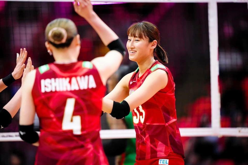 　カメルーン戦で躍動した秋本（右）＝ⓒＦＩＶＢ＝