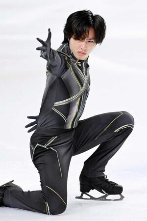 　男子ＳＰで演技する三浦佳生