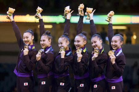 日本、世界新体操の団体で「金」　初の快挙、４大会ぶり表彰台