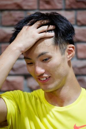 　男子１００メートルの２回目を棄権し、取材に応じる柳田大輝＝ロートフィールド奈良
