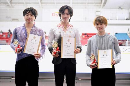 　男子で優勝した三浦佳生（中央）。左は２位の小田垣桜、右は３位の大久保政宗