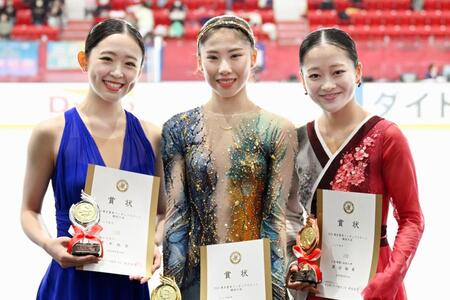 　女子で優勝した住吉りをん（中央）。左は２位の青木祐奈、右は３位の渡辺倫果
