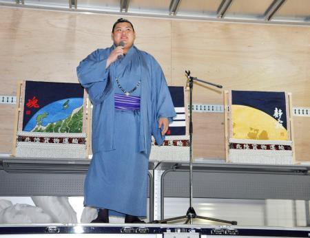 横綱・大の里に化粧まわし贈呈　父勤務の運送会社、絵柄は太陽