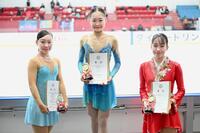 　ジュニア女子で優勝した島田麻央（中央）。左は２位の千葉美乃花、右は３位の八田琴子