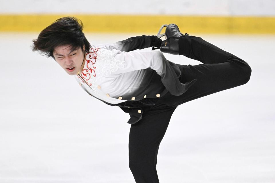 　男子フリーで演技する三浦佳生