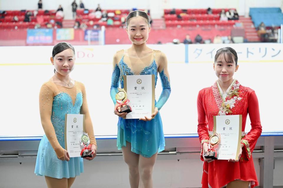 　ジュニア女子で優勝した島田麻央（中央）。左は２位の千葉美乃花、右は３位の八田琴子