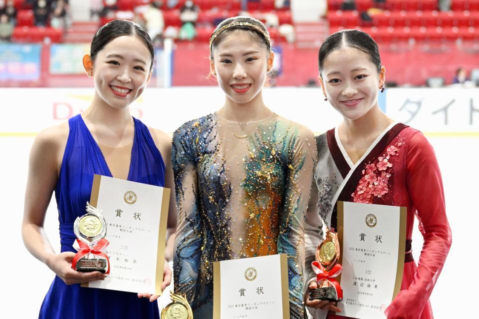 　女子で優勝した住吉りをん（中央）。左は２位の青木祐奈、右は３位の渡辺倫果