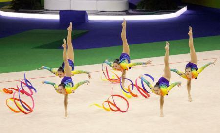 　団体種目別決勝　銀メダルを獲得した日本のリボンの演技＝リオデジャネイロ（ロイター＝共同）