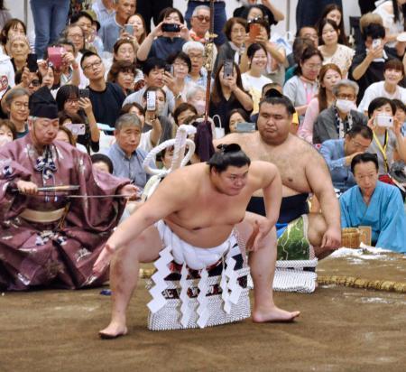 　大相撲夏巡業で横綱土俵入りを披露する大の里＝金沢市