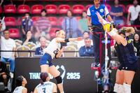 　スパイクを放つ佐藤淑乃　©Ｖｏｌｌｅｙｂａｌｌ　Ｗｏｒｌｄ