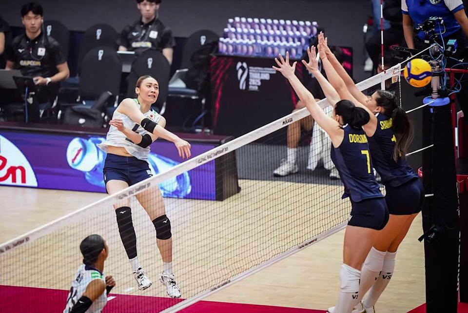 　ウクライナ戦でスパイクを放つ石川（Ｖｏｌｌｅｙｂａｌｌ　Ｗｏｒｌｄ提供）