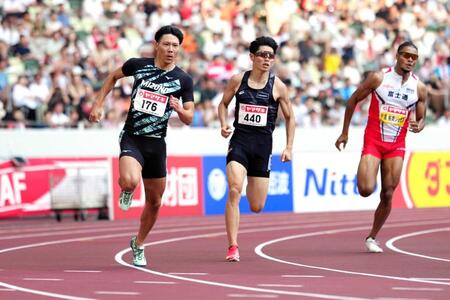 　日本選手権男子４００メートル決勝、レーン侵害で失格の判定を受けた佐藤風雅（左）。中央は今泉堅貴＝７月６日