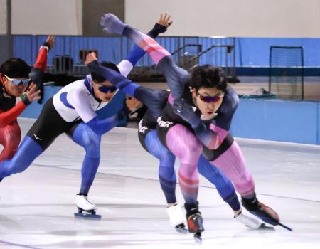 　スピードスケートのナショナルチームの公開練習で力強い滑りを見せる新濱立也（手前）＝北海道帯広市